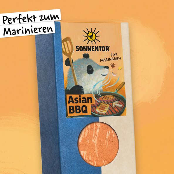 Asian BBQ Gewürz in der Packung mit Sichtfenster und Panda-Illustration auf hellorangem Hintergrund und dem Schriftzug: "Perfekt zum Marinieren".